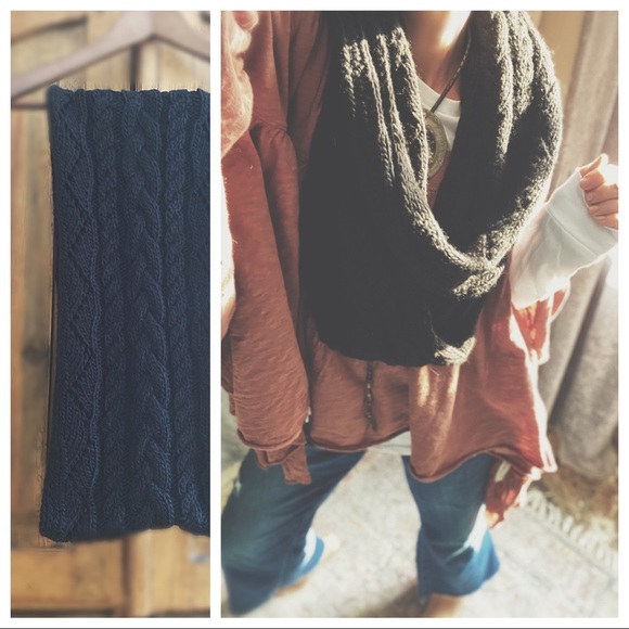 Cable Knit Circle Scarf - Picture 7 of 16